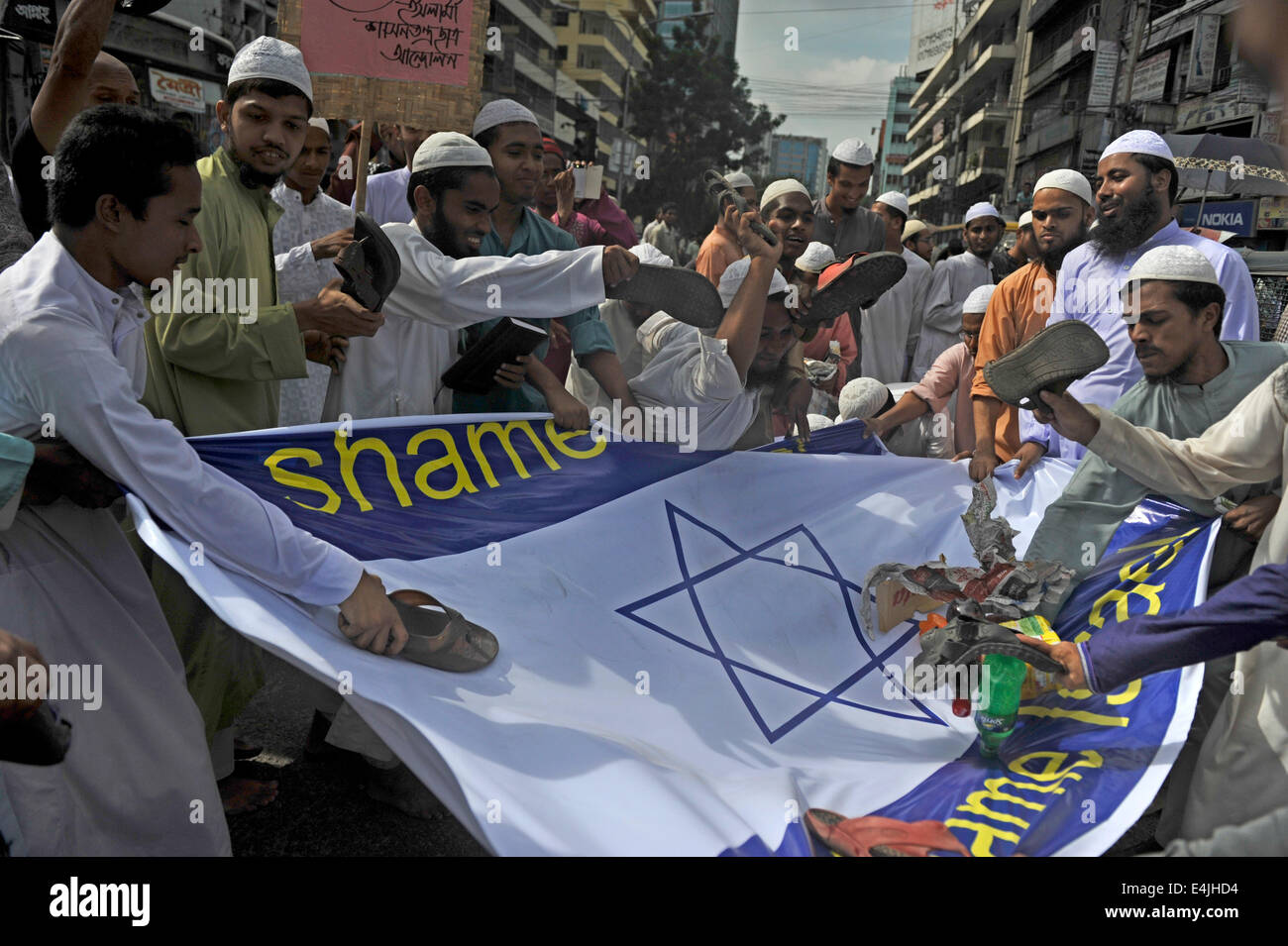 Dhaka, Bangladesch. 13. Juli 2014. Bangladeshi islamischen Organisation "Islami Shashantantra Charta Andalon, Dhaka" verbrannten israelische Fahnen vor dem National Press Club in Dhaka gegen die israelische Militäroffensive im Gaza. Bildnachweis: Mohammad Asad/Pacific Press/Alamy Live-Nachrichten Stockfoto