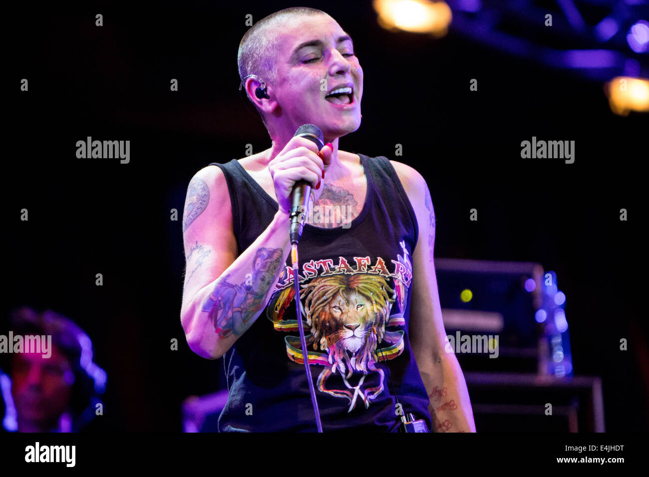 Lugano-Schweiz. 11. Juli 2014. Der irische Singer-Songwriter SINEAD O'CONNOR live am Piazza Della Riforma während der "Estival Jazz Lugano 2014" Credit führt: Rodolfo weitertransferiert/Alamy Live News Stockfoto