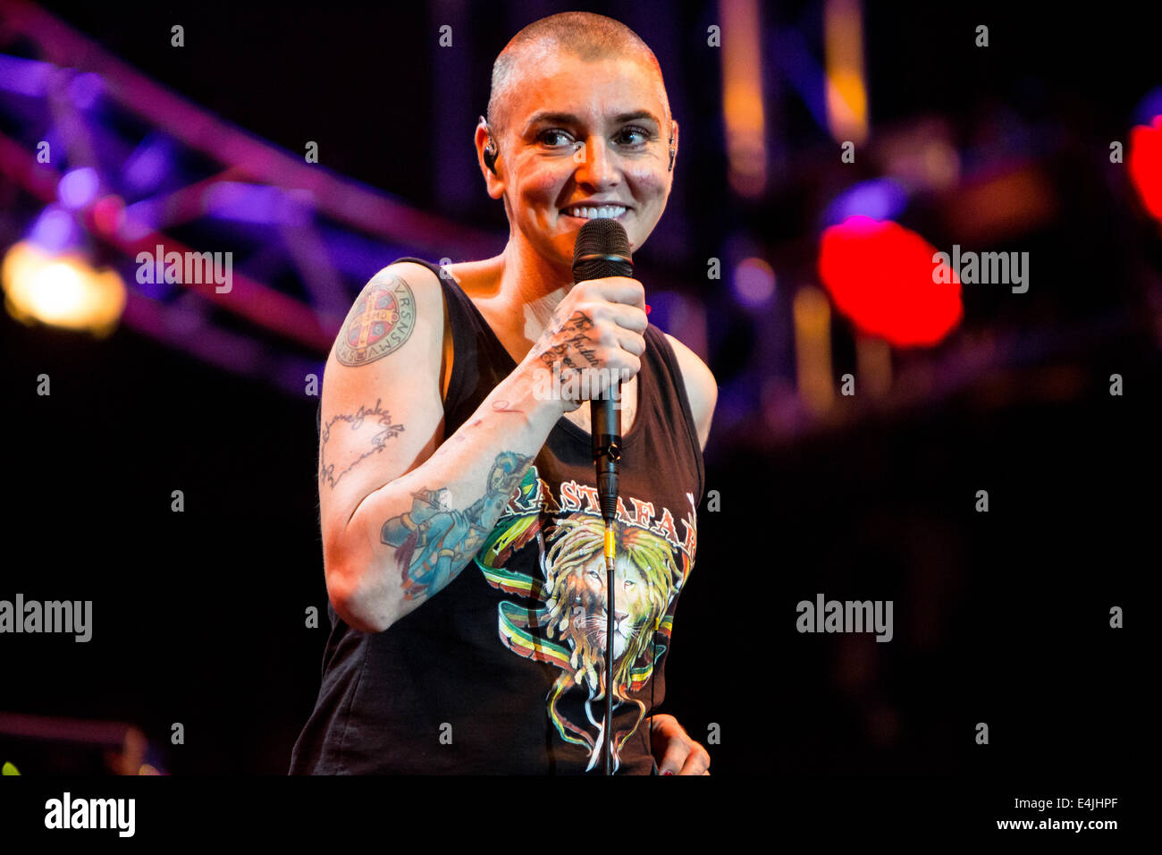 Lugano-Schweiz. 11. Juli 2014. Der irische Singer-Songwriter SINEAD O'CONNOR live am Piazza Della Riforma während der "Estival Jazz Lugano 2014" Credit führt: Rodolfo weitertransferiert/Alamy Live News Stockfoto