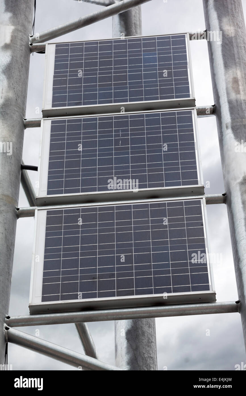 Solarbatterie Paneele montiert auf Metallrahmen Stockfoto