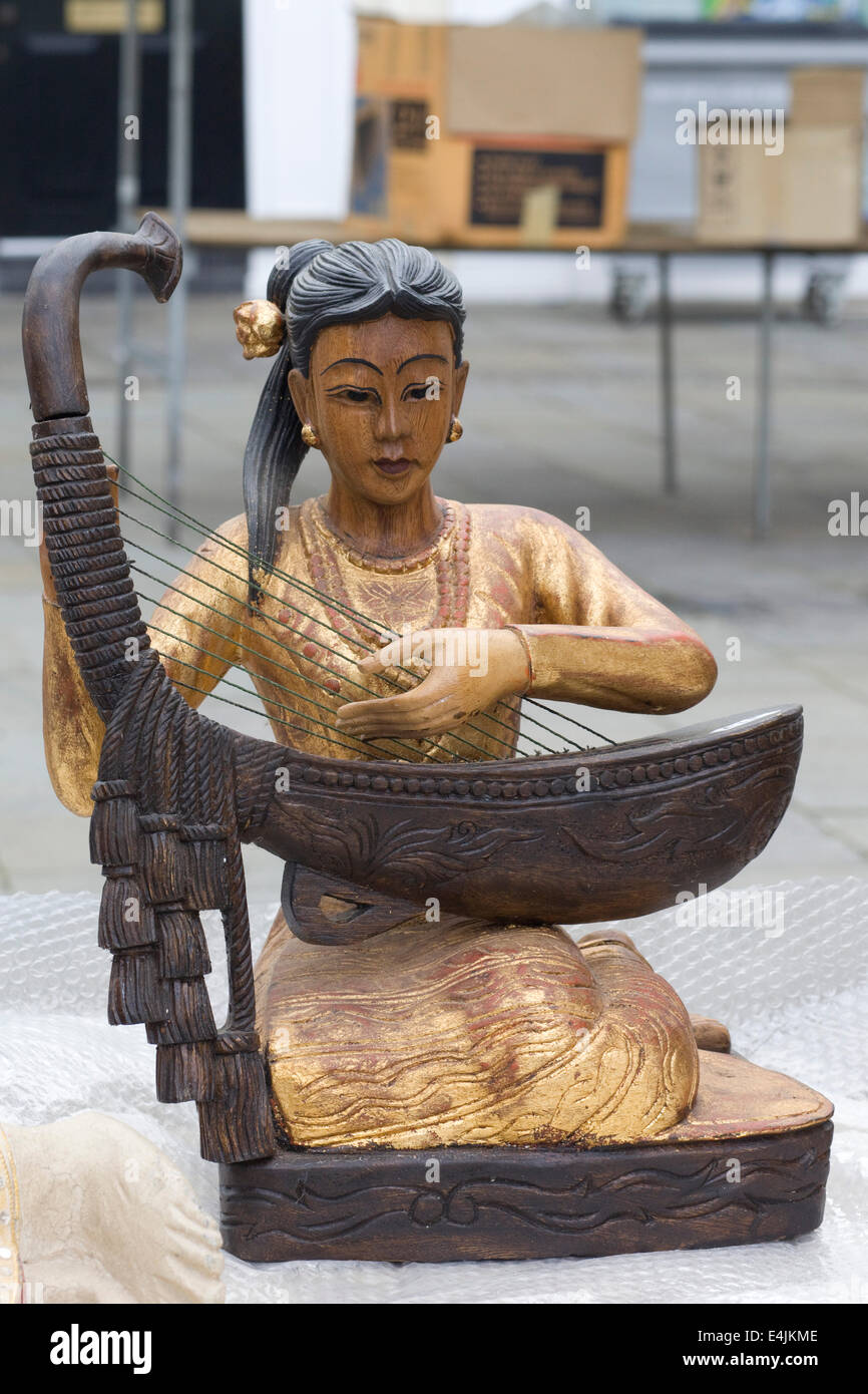 Thai Dame spielen ein Holzboot geformt spielen Harfe statue Stockfoto