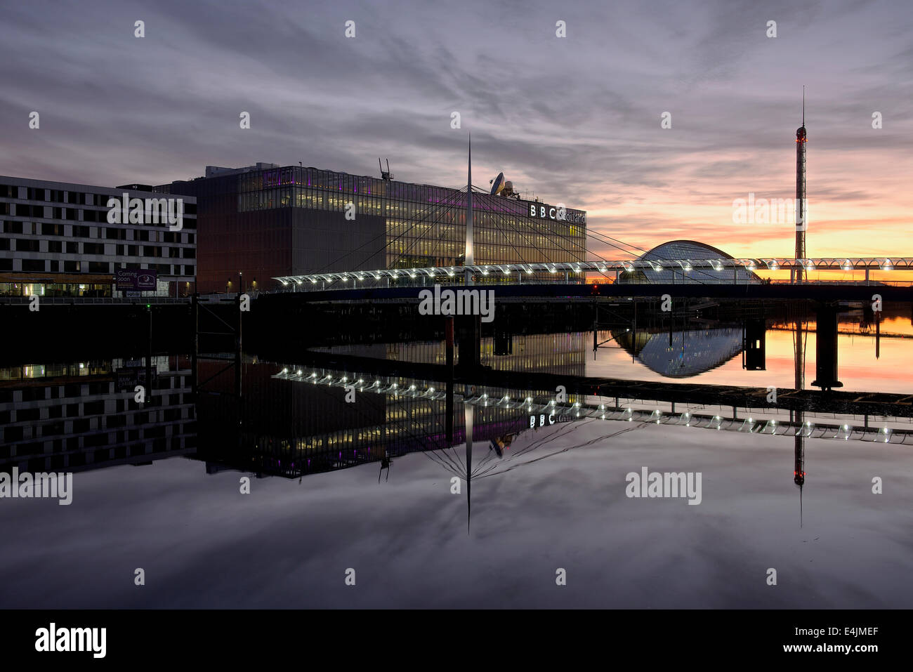 Reflexionen von einem firey Himmel bei Sonnenuntergang auf der Vorderseite der Clyde in Glasgow Stockfoto