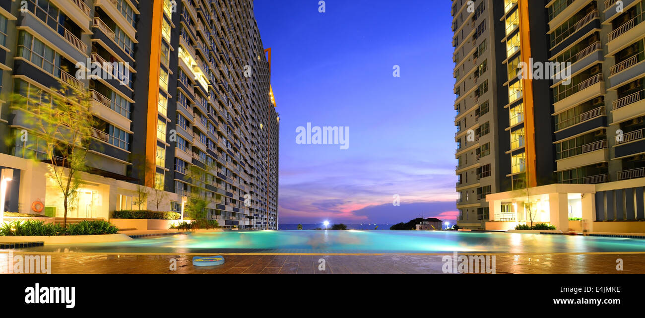 Moderne Apartments Panorama mit Pool bei Sonnenuntergang in Pattaya Thailand Stockfoto