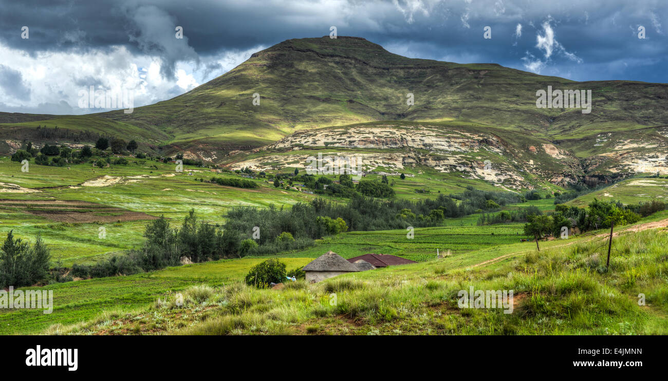 Hügelige Landschaft der Region Butha-Buthe von Lesotho. Lesotho, offiziell das Königreich Lesotho ist ein Binnenstaat. Stockfoto