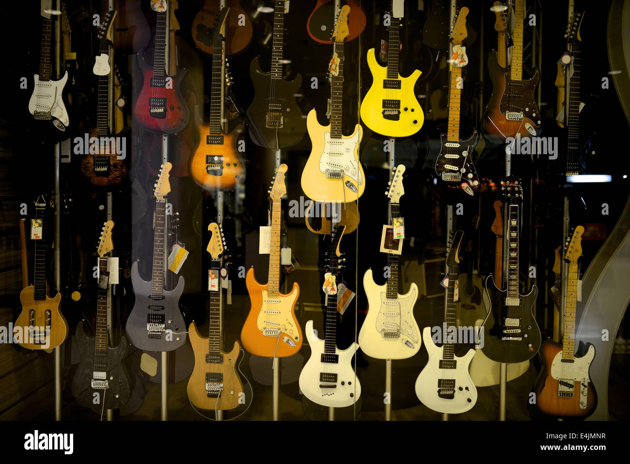 E-Gitarren in einem Musikgeschäft. Stockfoto