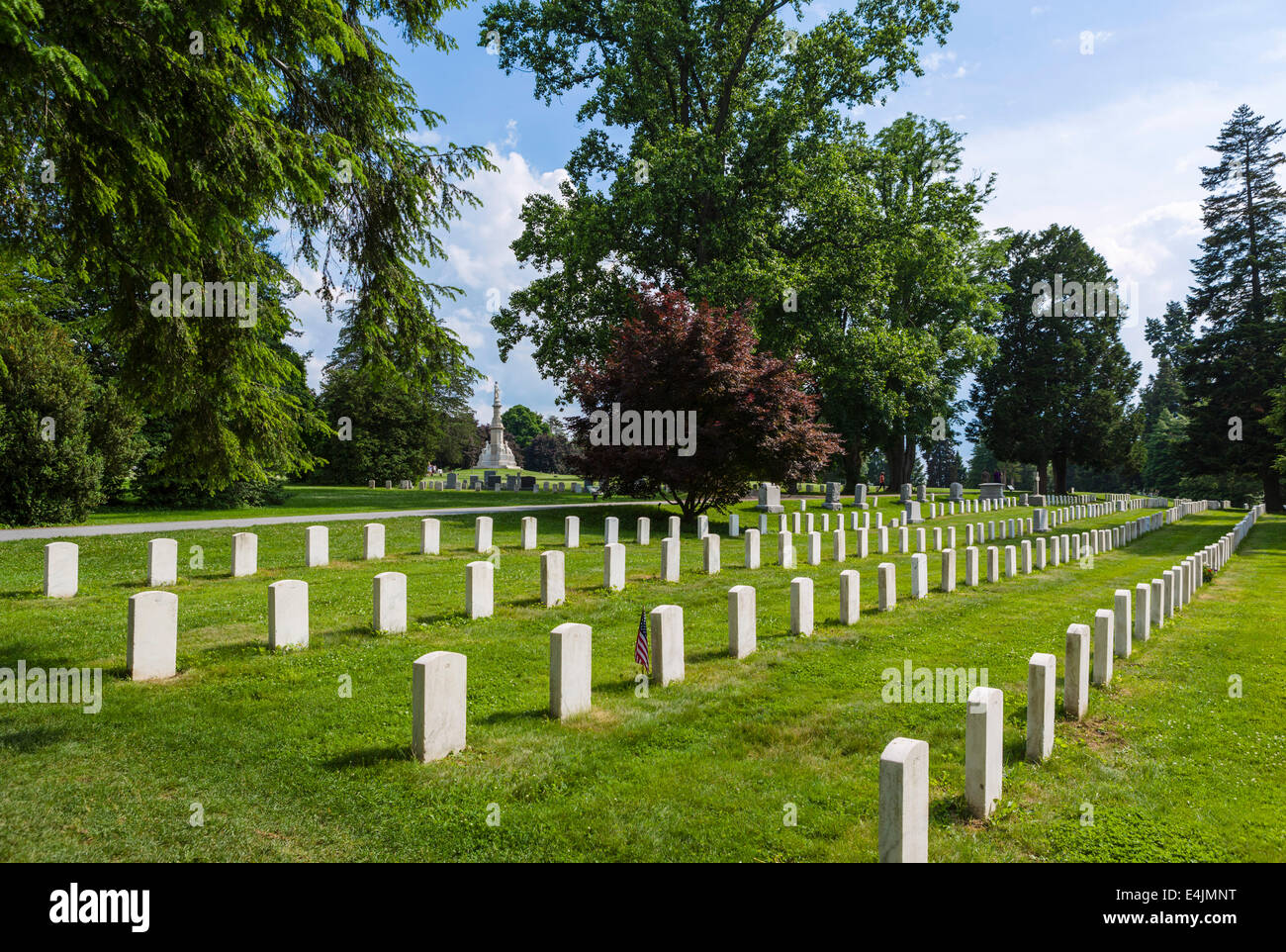 Grabsteine mit Soldaten Nationaldenkmal in der Ferne, Gettysburg Staatsangehörig-Kirchhof, Pennsylvania, USA Stockfoto
