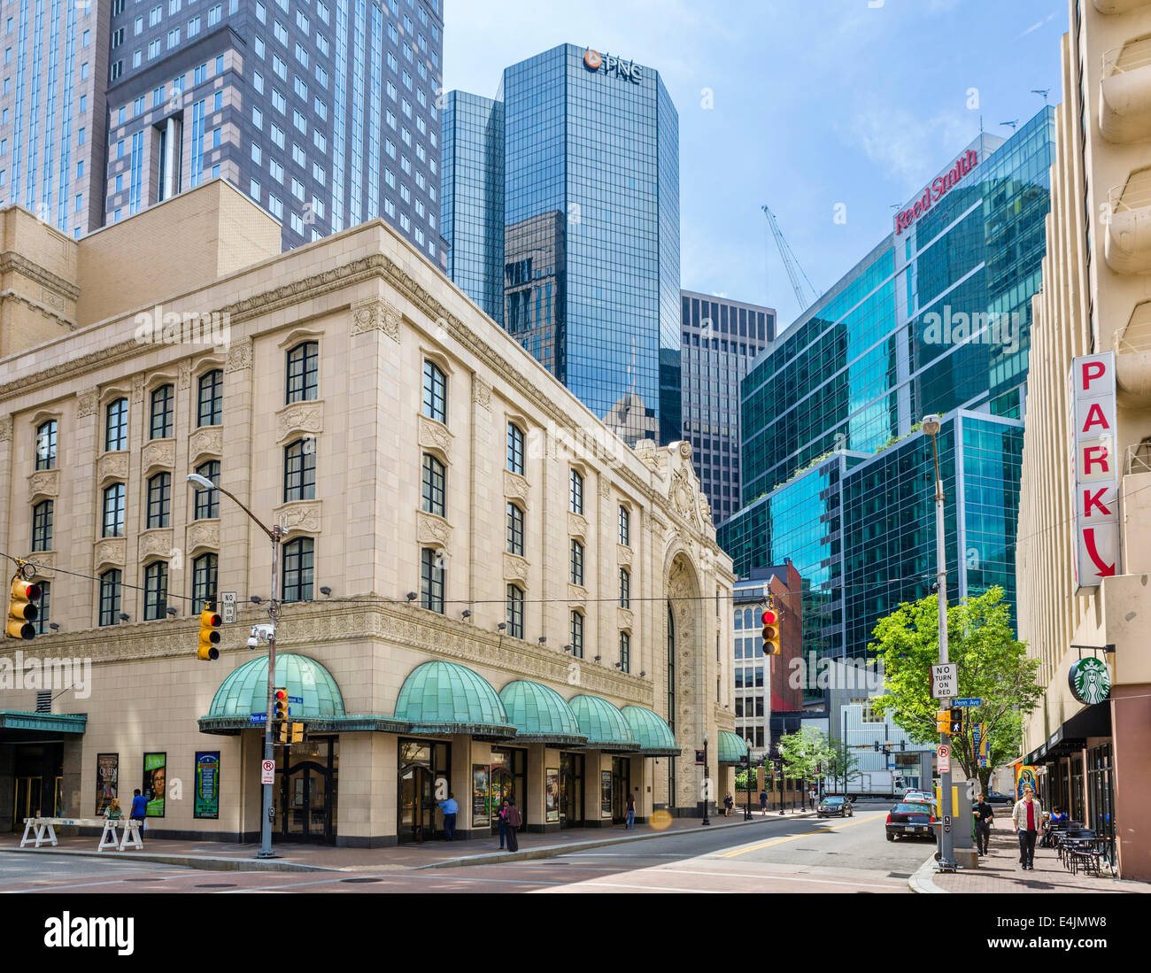 Zeigen Sie auf 6. Straße an der Kreuzung der Avenue Penn mit Heinz Hall nach links, Pittsburgh, Pennsylvania, USA an Stockfoto
