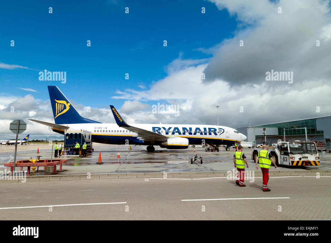 Ein Ryanair-Flugzeug auf dem Rollfeld, Flughafen Stansted, London UK Stockfoto