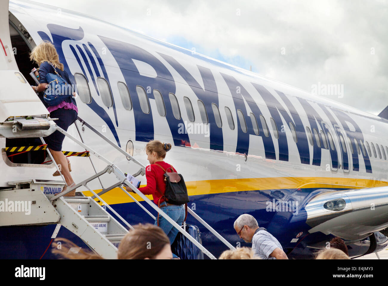 Fluggästen ein Ryanair-Flugzeug am Flughafen Stansted, London UK Stockfoto