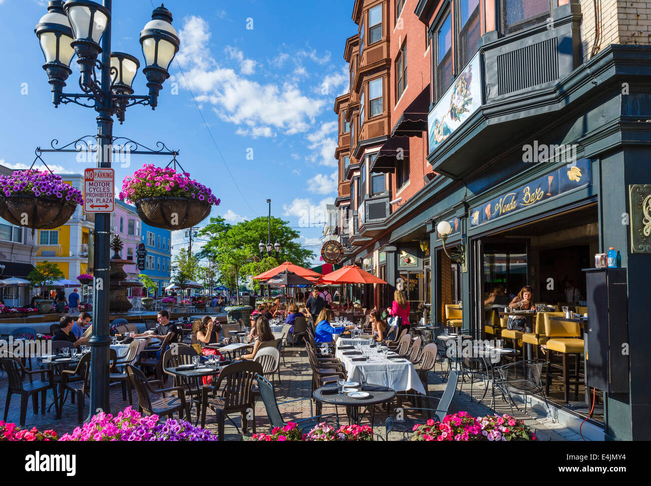 Restaurants auf DePasquale Square off Atwells Avenue, Federal Hill District, Providence, Rhode Island, USA Stockfoto