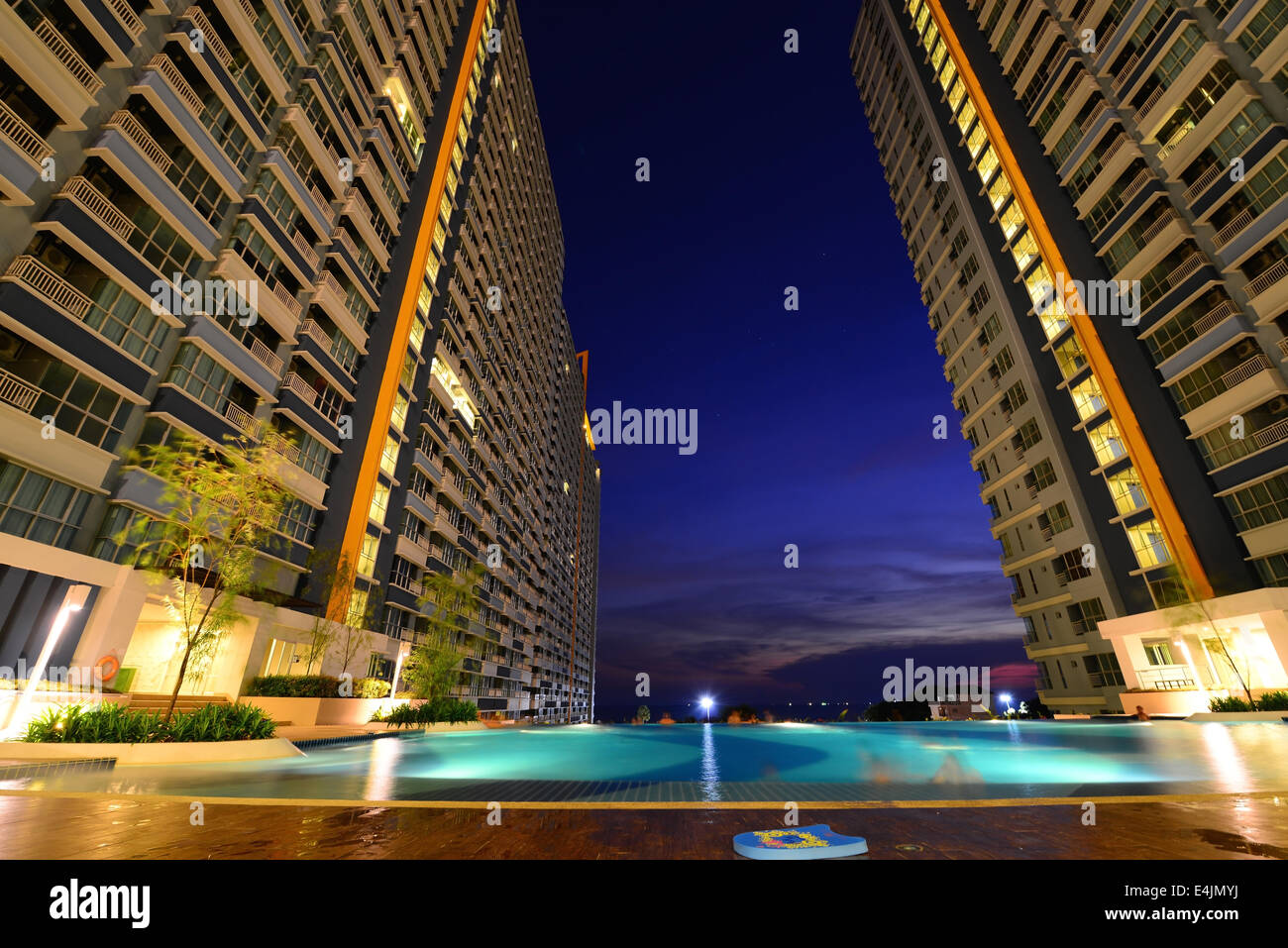 Moderne Apartments mit Pool bei Sonnenuntergang in Pattaya Thailand Stockfoto