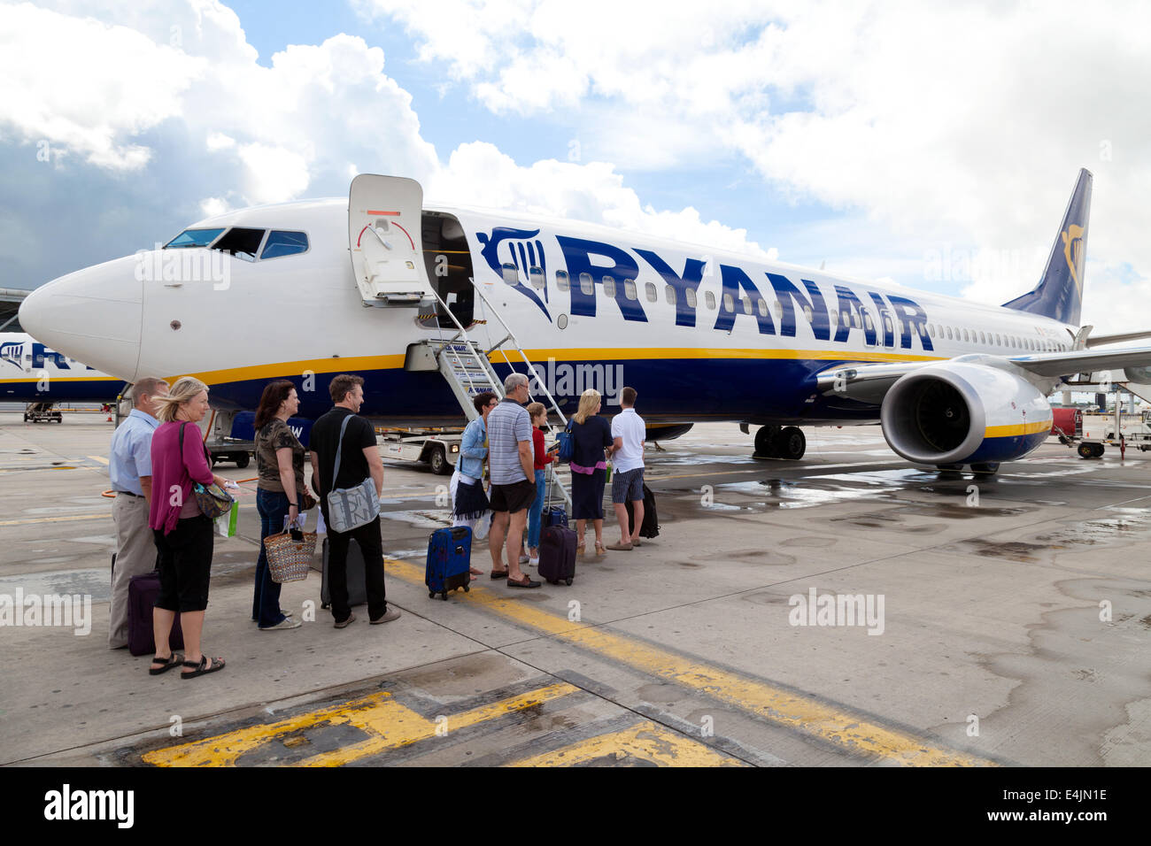 Ryanair-Flugzeug am Flughafen Stansted UK mit Fluggästen Stockfoto