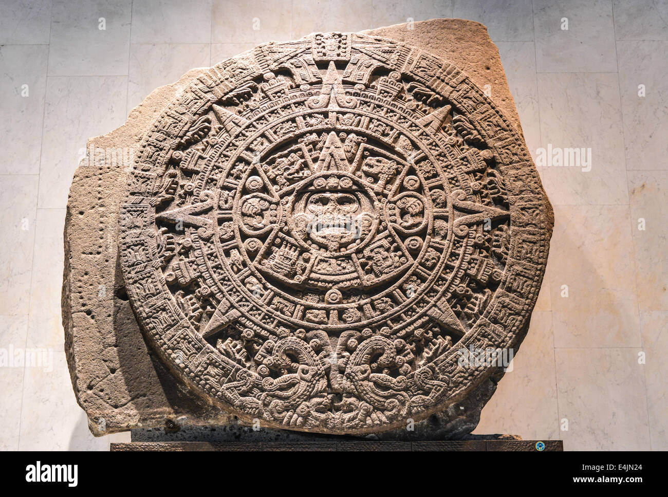 Der aztekische Kalender Steinen, Mexica Sonnenstein, der Sonne oder die fünf Epochen-Stein ist eine große monolithische Skulptur. Stockfoto