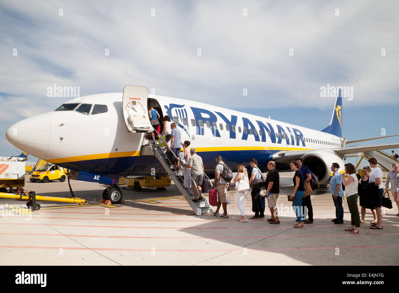 Fluggästen ein Ryanair-Flugzeug, Faro Flughafen, Algarve, Portugal Stockfoto