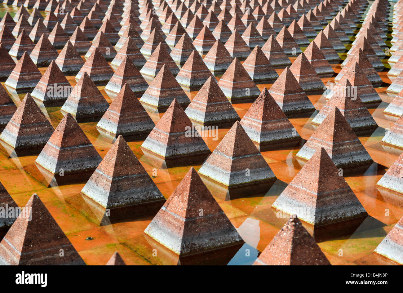 Plaza Juarez, Mexiko-Stadt, Mexiko. Eine Reihe von 1034 rötliche Pyramiden in einem breiten Pool in Plaza Juarez. Stockfoto