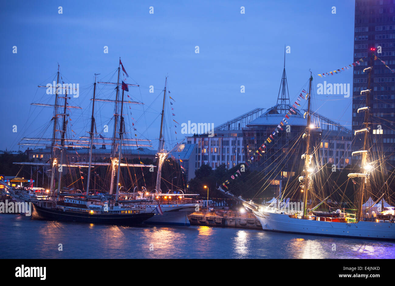 RIGA, Lettland - 25 Juli: Beleuchtet die Großsegler-Rennen-Schiffe im Hafen 25. Juli 2013 Riga, Lettland. Das Rennen jährlich statt WLAN Stockfoto