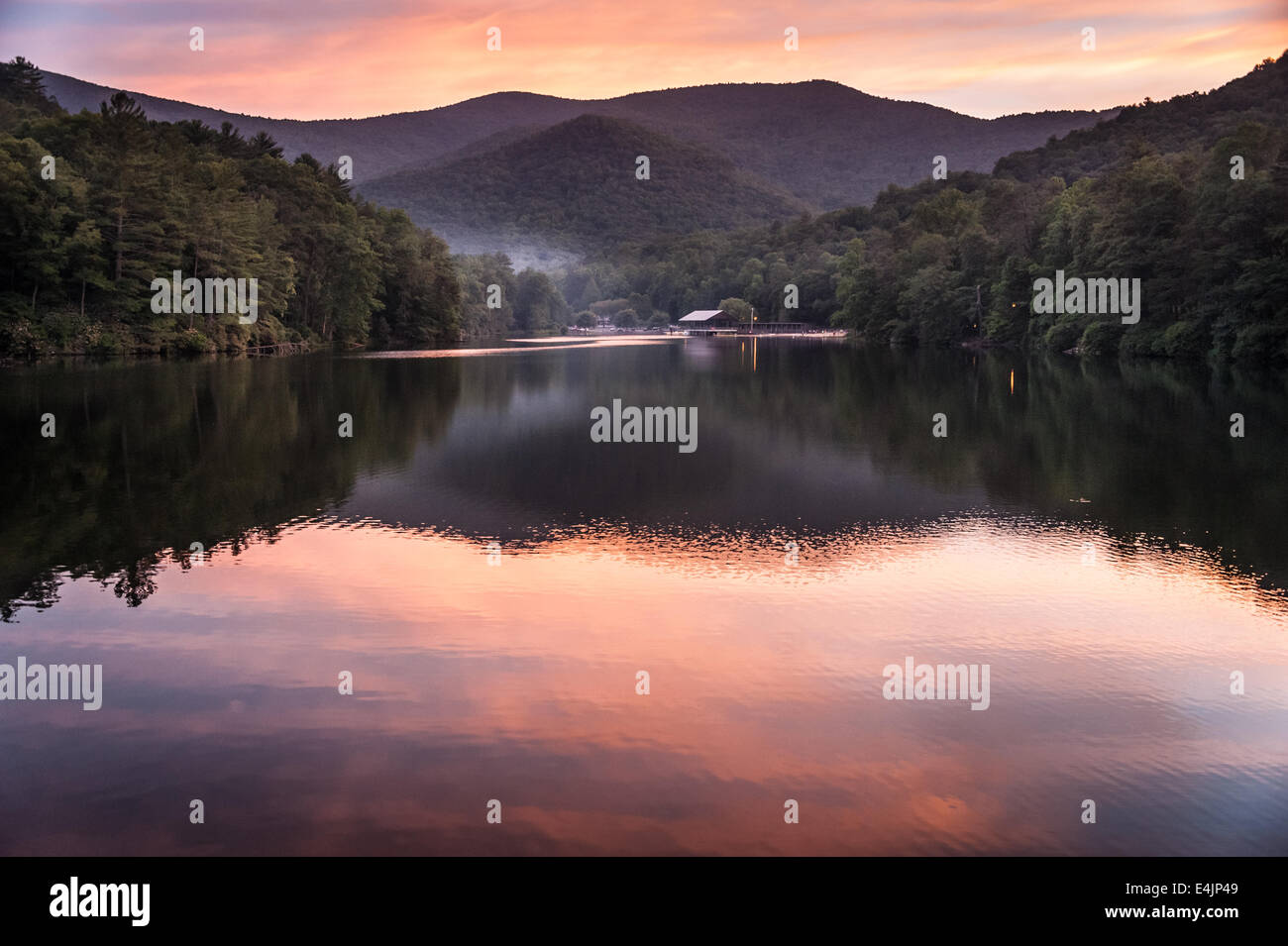 Die Farben des Sonnenuntergangs Regeln über die North Georgia Mountains am Vogel State Park See Trahlyta in der Nähe von Blairsville, Georgia, USA. Stockfoto