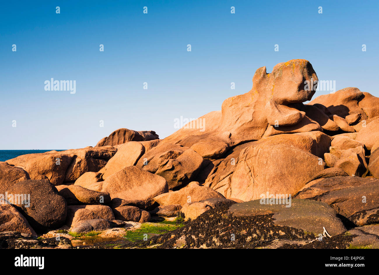 Côte de Granit Rose, Ozeanstrand im sonnigen Tag Stockfoto