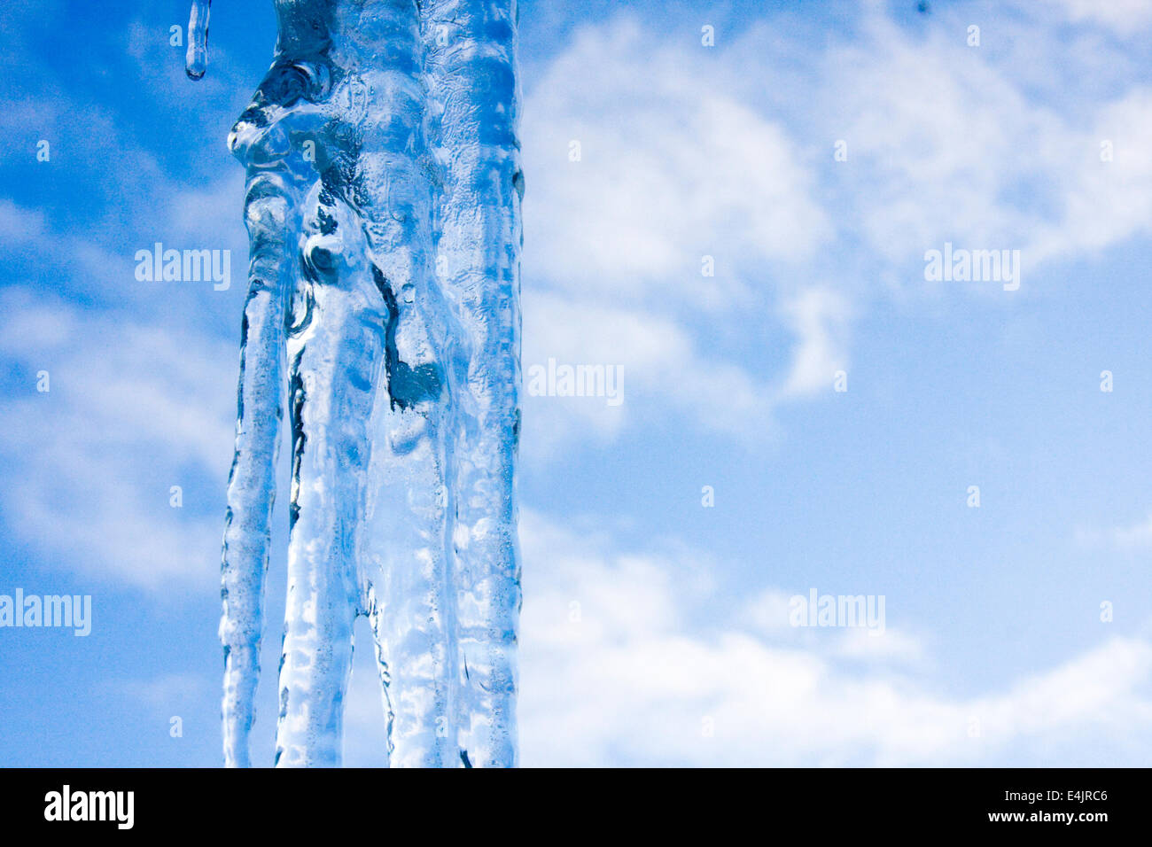 Eiszapfen gegen blauen Himmel Stockfoto