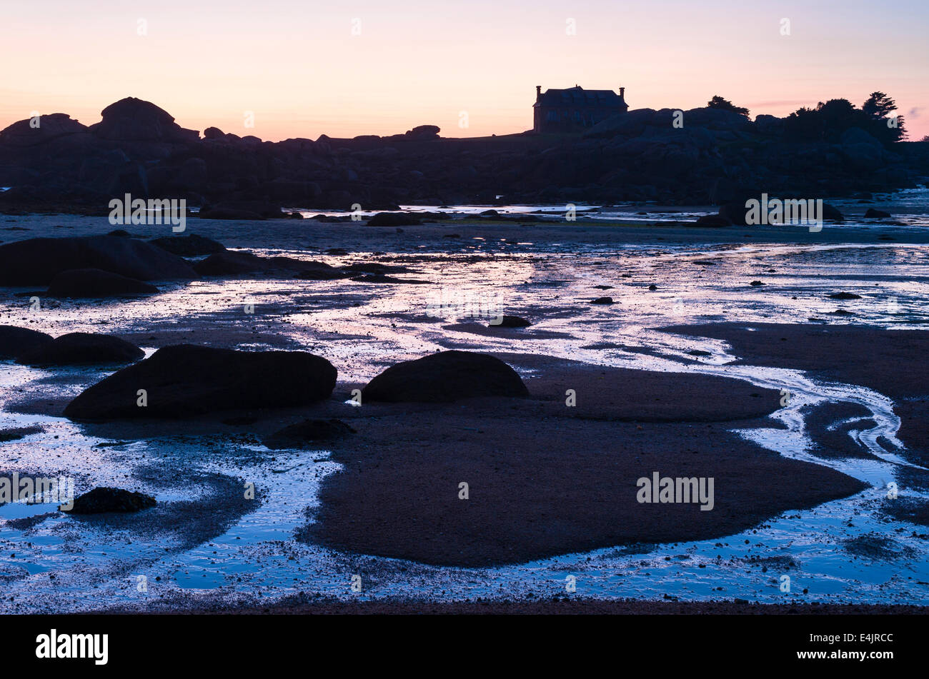 Haus am Meer-Küste in den frühen Morgenstunden. Côte de Granit Rose, Bretagne, Frankreich Stockfoto