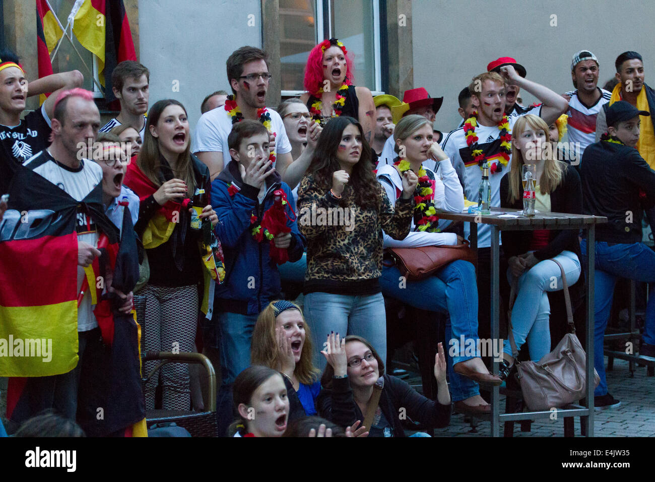 Deutsche Fußball-Fans sehen ihre Teamplay im WM-Finale. Bildnachweis: Gruffydd Thomas/Alamy Live-Nachrichten Stockfoto