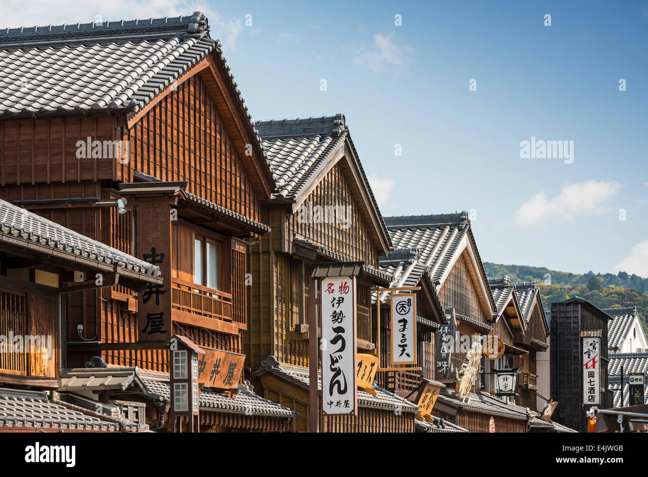 Fassaden auf der historischen Einkaufsstraße der Reinigung-Machi in Ise, Japan. Stockfoto