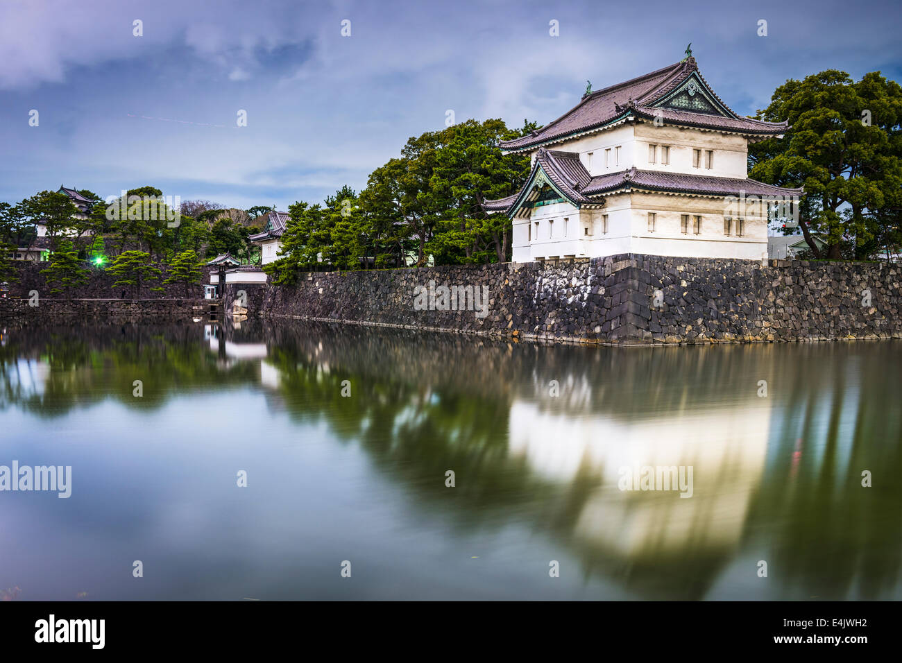 Tokyo, Japan Imperial Palace äußeren Graben in der Nacht. Stockfoto