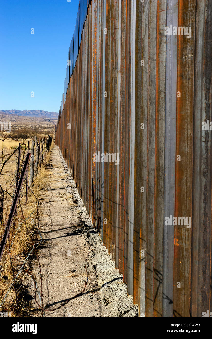 Massive US-Grenzzaun an Grenze zu Mexiko, ungefähr 6 Meilen östlich von Nogales Arizona, USA, auf der Südseite der Zaun noch in USA Stockfoto