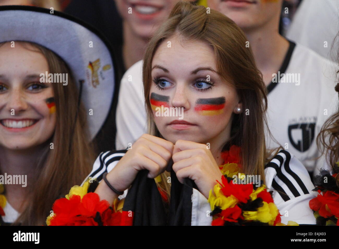 Frankfurt am Main, Deutschland. 13. Juli 2014. Deutsche Fans sehen die Welt-Cup-Finale. 50,000 Fans sahen die 2014 FIFA Soccer World Cup-Finale zwischen Deutschland und Argentinien in der Frankfurter Commerzbank-Arena auf Europas größten World Cup Bildschirm (412 qm). Bildnachweis: Michael Debets/Pacific Press/Alamy Live-Nachrichten Stockfoto