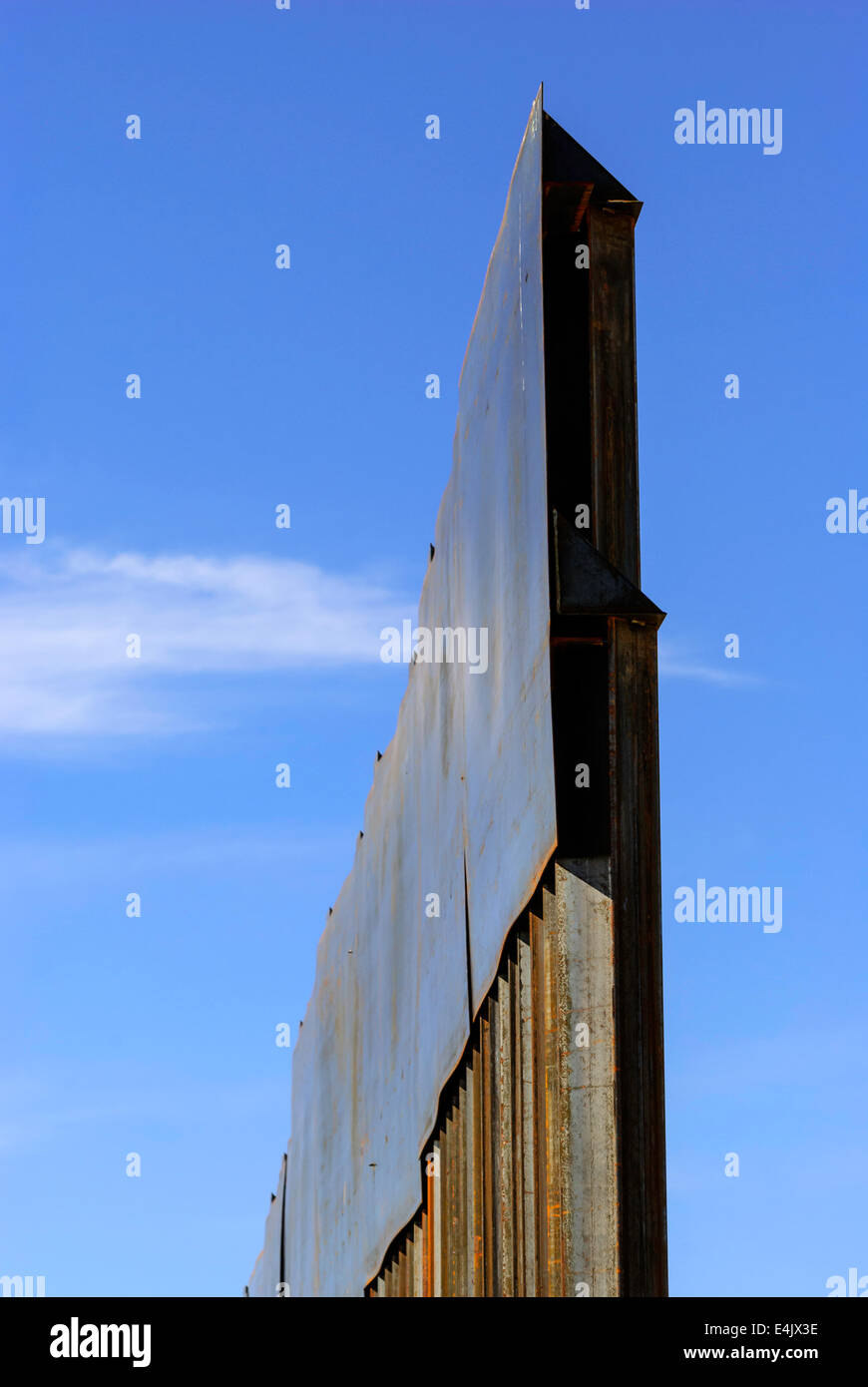 Detail der Spitze der massiven US Grenzzaun an Grenze zu Mexiko, 7 Meilen östlich von Nogales, Arizona, USA, auf Mexiko-Seite angezeigt Stockfoto