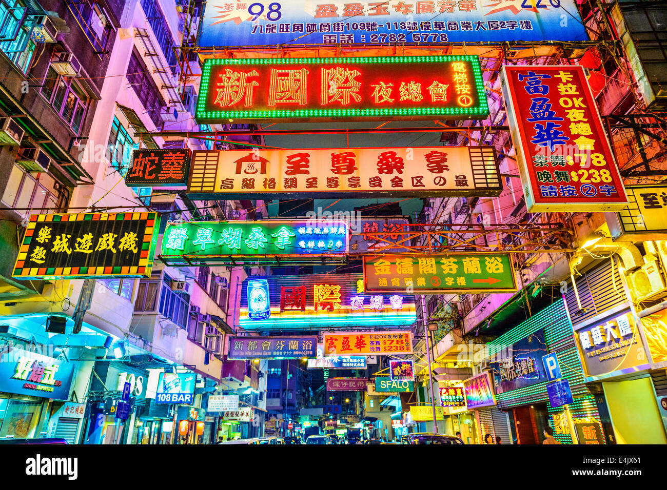 HONG KONG, CHINA - 16. Mai 2014: Zeichen die Nacht erhellen in Kowloon. Hong Kong ist bekannt für die unzähligen Neonröhren lo Stockfoto