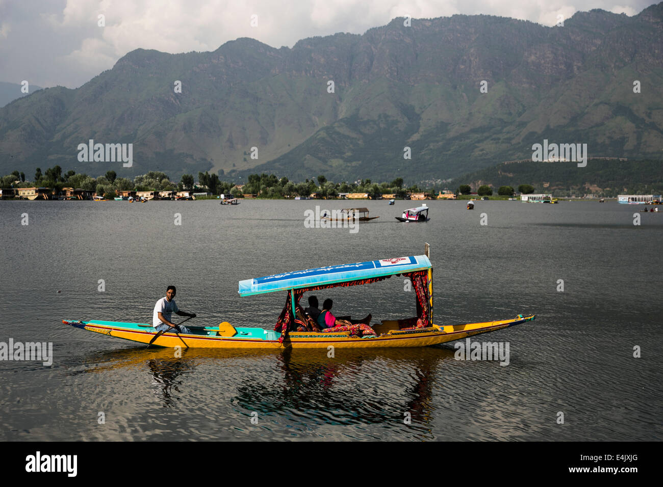 Touristen-Ridering auf einem Boot in Dal-See in Srinagar Stockfoto