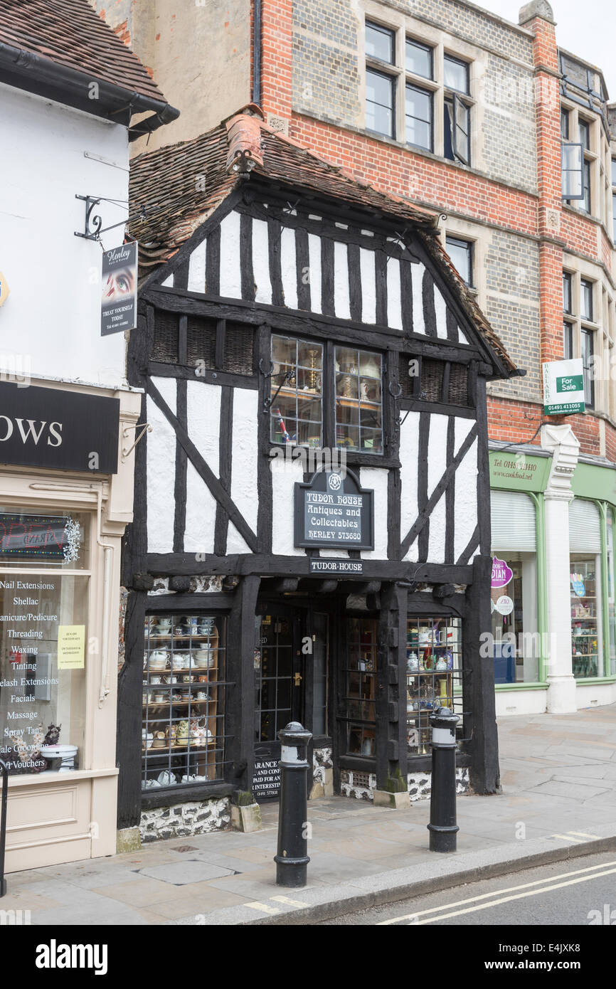 Tudor House Antiquitäten Shop, einem traditionellen schwarz-weiß Fachwerkhaus Gebäude in Henley-on-Thames, Oxfordshire, Vereinigtes Königreich Stockfoto
