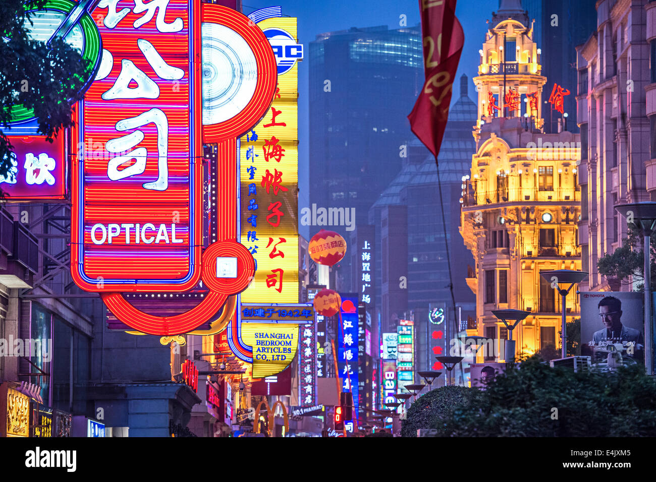 SHANGHAI, CHINA - 16. Juni 2014: Neon-Schilder beleuchtet an der Nanjing Road. Die Straße ist die Haupteinkaufsstraße der Stadt. Stockfoto