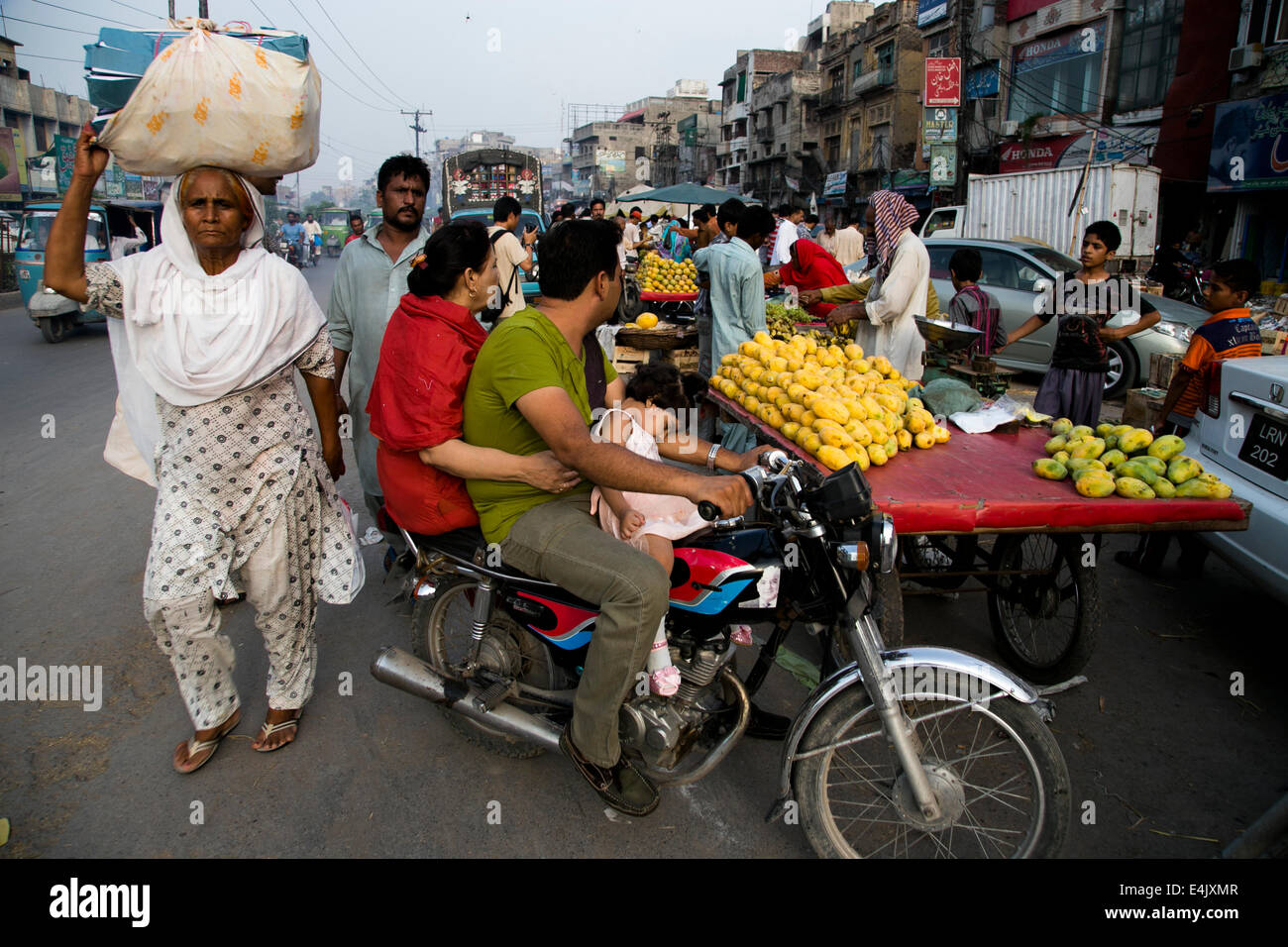 Menschen auf der Straße in Lahore Stockfoto