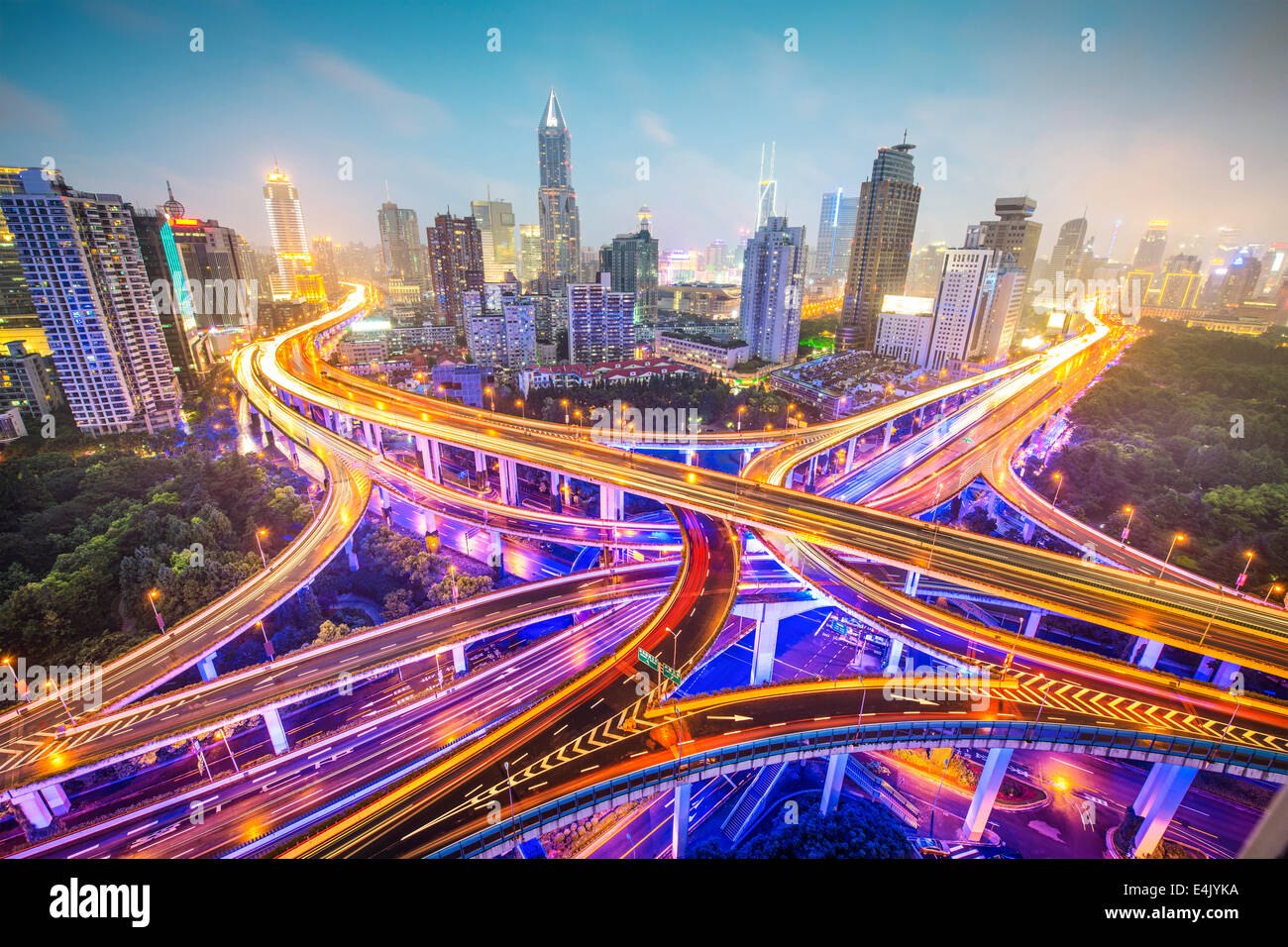 Shanghai, China Luftaufnahme über Autobahnen. Stockfoto