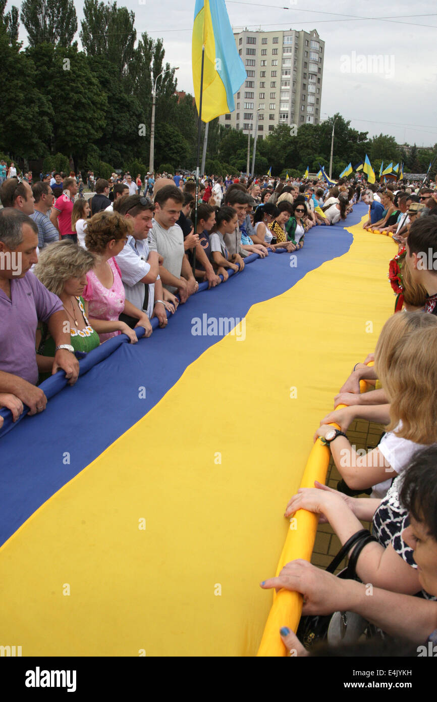 Mariupol, Ukraine. 13. Juli 2014. Pro-ukrainische Aktivisten nehmen Teil an einer Rallye in Mariupol, Ukraine, 13. Juli 2014 statt. Das Highlight dieser Rallye war die Entfaltung einer großen ukrainischen Nationalflagge. © Alexander Ermochenko/Xinhua/Alamy Live-Nachrichten Stockfoto