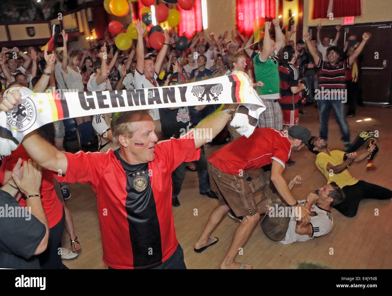 Vancouver, Kanada, 13. Juli 2014. Deutsche Fans feiern nach gerade ihr Team-Ziel in Deutschland Alpen Club in Vancouver, Kanada, 13. Juli 2014. Etwa 500 Deutschland-Fußball-Fans in einem Club Deutschland in Vancouver für ein live-broadcast-Spiel sammeln und feiern nach Deutschland der Weltmeister im Endspiel mit Argentinien mit 1: 0 gewann. (Xinhua/Liang Sen) Bildnachweis: Xinhua/Alamy Live-Nachrichten Stockfoto