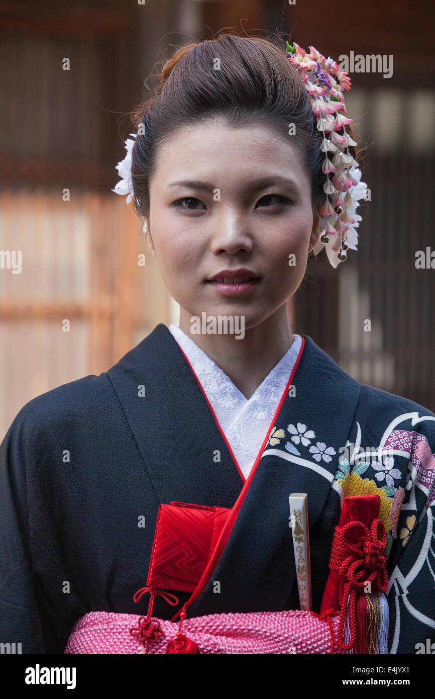 Junge Japanerin in Kimonos für die traditionelle Hochzeit in Higashi Chaya Bezirk von Kanazawa, Japan Stockfoto