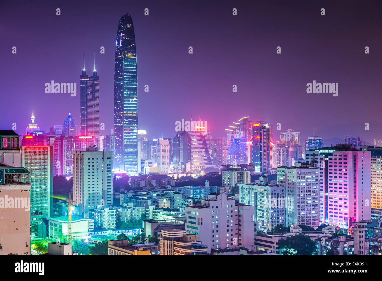 Shenzhen, China Skyline der Stadt in der Dämmerung. Stockfoto