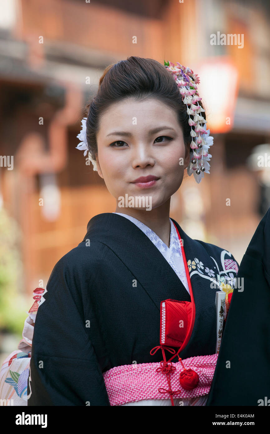 Junge Frau im Kimono in historisch erhaltene Higashi Chaya Bezirk von Kanazawa Stockfoto