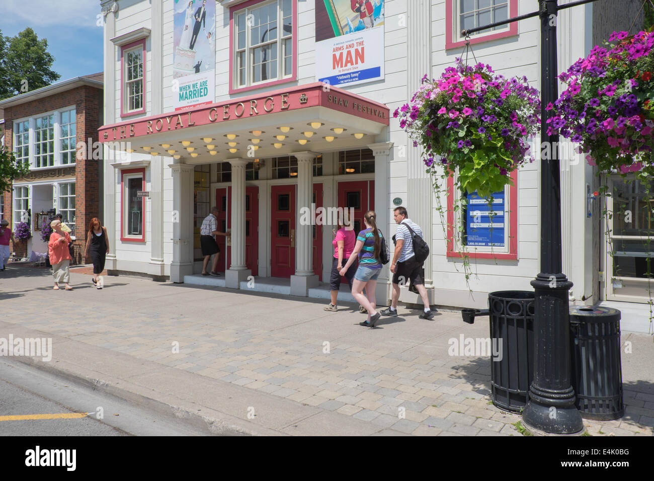 Touristen gehen von The Royal George Theatre, Teil der Shaw Festival, in der historischen alten Stadt von Niagara-on-the-Lake, Ontario, Kanada. Stockfoto