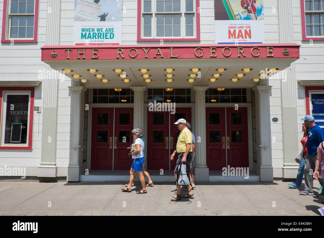 Touristen gehen von The Royal George Theatre, Teil der Shaw Festival, in der historischen alten Stadt von Niagara-on-the-Lake, Ontario, Kanada. Stockfoto