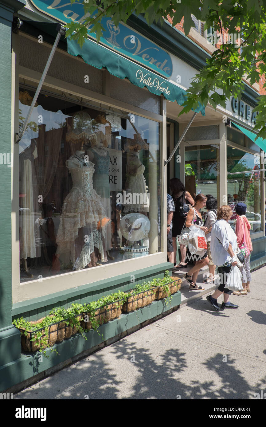 Damen lassen einem Kleidungsgeschäft mit Einkäufen in der historischen alten Stadt von Niagara-on-the-Lake, Ontario, Kanada. Stockfoto