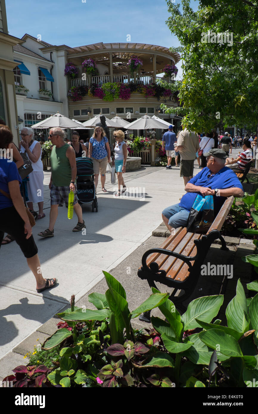 Liesurely, der wichtigsten Einkaufsstraße in der historischen alten Stadt von Niagara-on-the-Lake in Ontario, Kanada ist eine beliebte Aktivität. Stockfoto