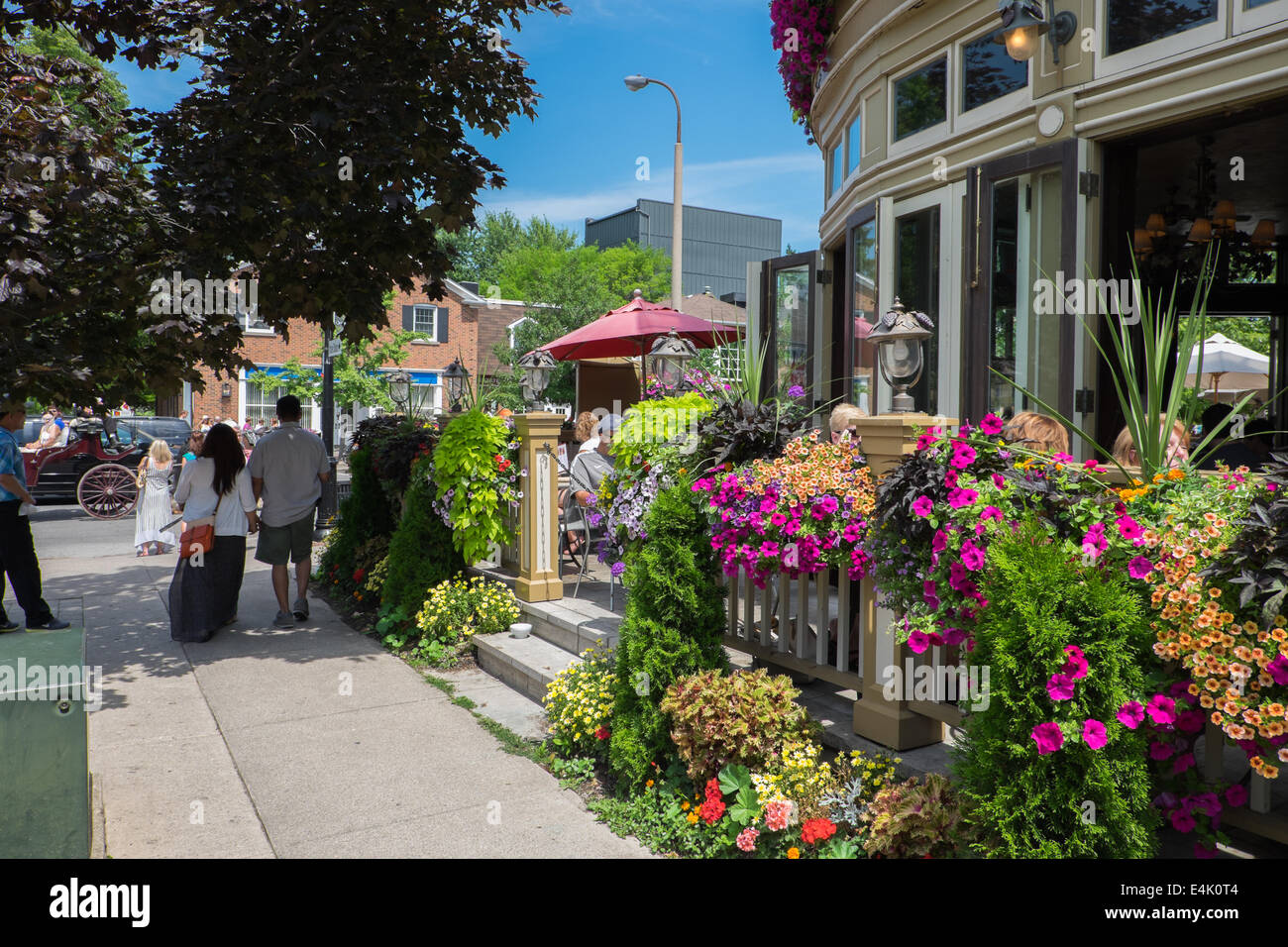 Displays von bunten Blumen finden Sie überall in der historischen alten Stadt von Niagara-on-the-Lake, Ontario, Kanada. Stockfoto