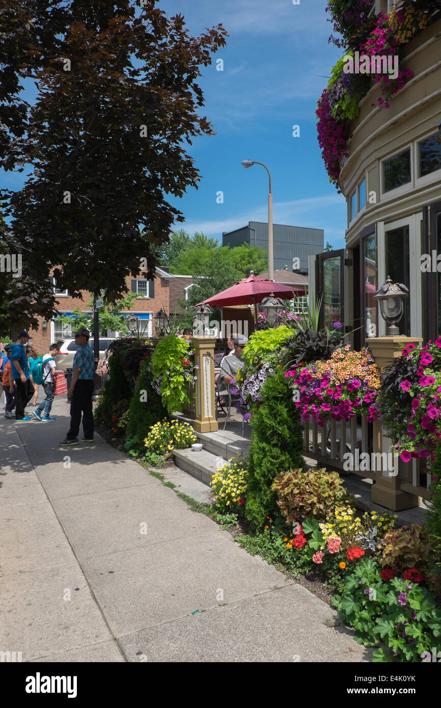 Displays von bunten Blumen finden Sie überall in der historischen alten Stadt von Niagara-on-the-Lake, Ontario, Kanada. Stockfoto