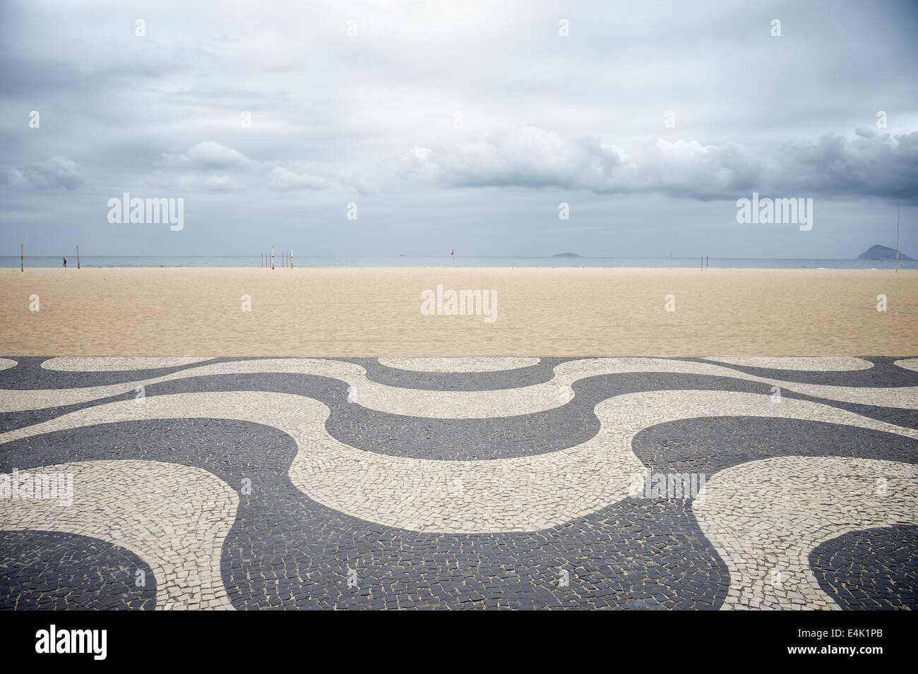 Ansicht des berühmten Bürgersteig Fliesenmuster vor leeren Copacabana Strand Rio de Janeiro Brasilien unter grauem Himmel bedeckt Stockfoto