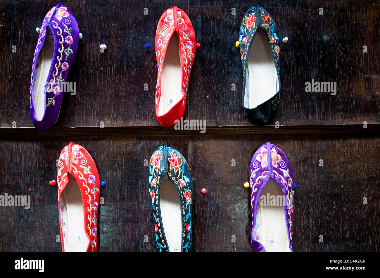 Vielzahl von alten bestickten chinesischen Schuhe Stockfoto