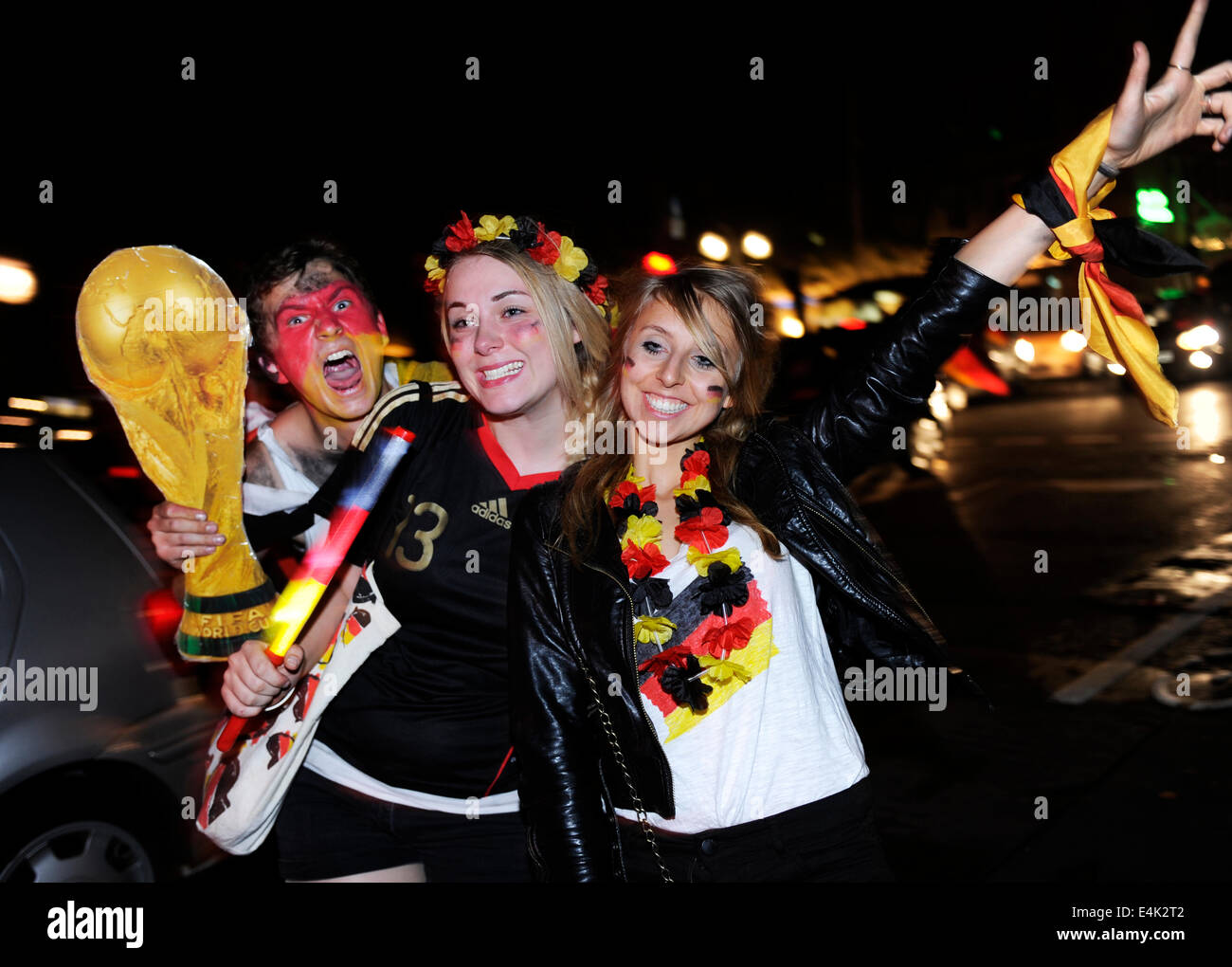 Autoparade und feiern Fans in Düsseldorf, Deutschland nach dem Finale der Weltmeisterschaft in Brasilien. Stockfoto